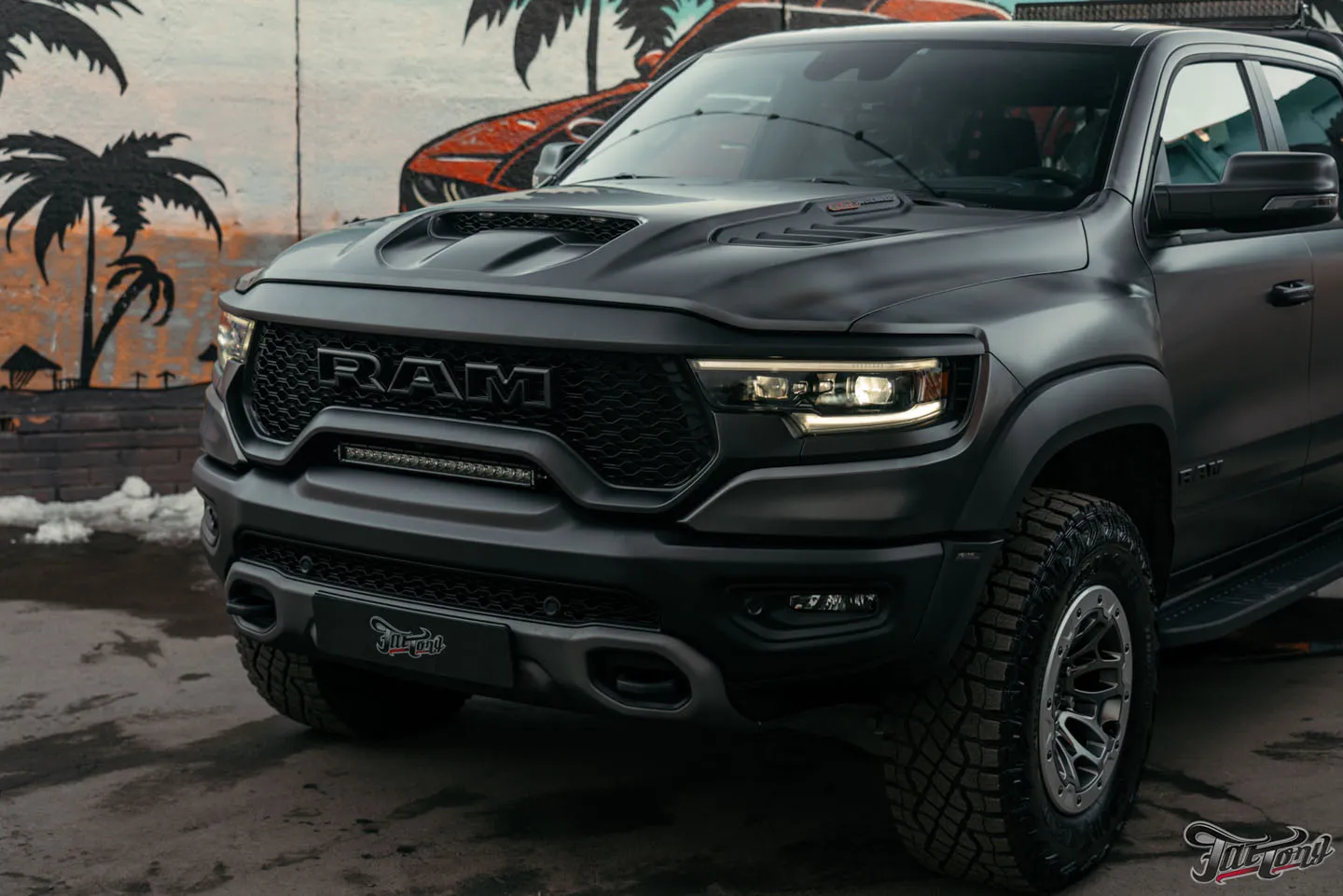 Оклеили RAM TRX матовым полиуретаном, выполнили комплексную шумоизоляцию салона и установили дополнительное освещение Rigid